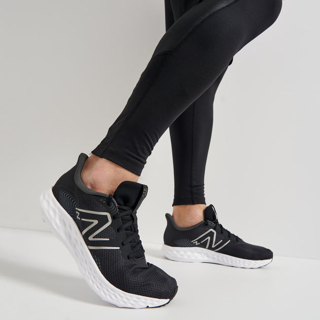 Zapatillas New Balance M411LB3 de corte ancho para mujer, para caminar y correr, color negro y blanco