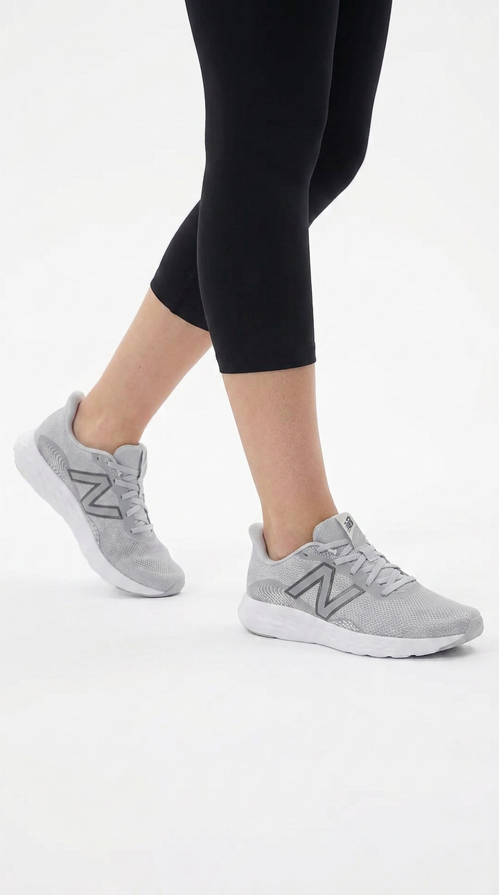 Zapatillas de running y senderismo New Balance 411V3 de corte ancho para mujer in Negro - Image 1