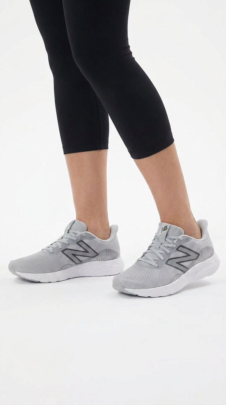 Zapatillas de running y senderismo New Balance 411V3 de corte ancho para mujer in Negro - Image 1