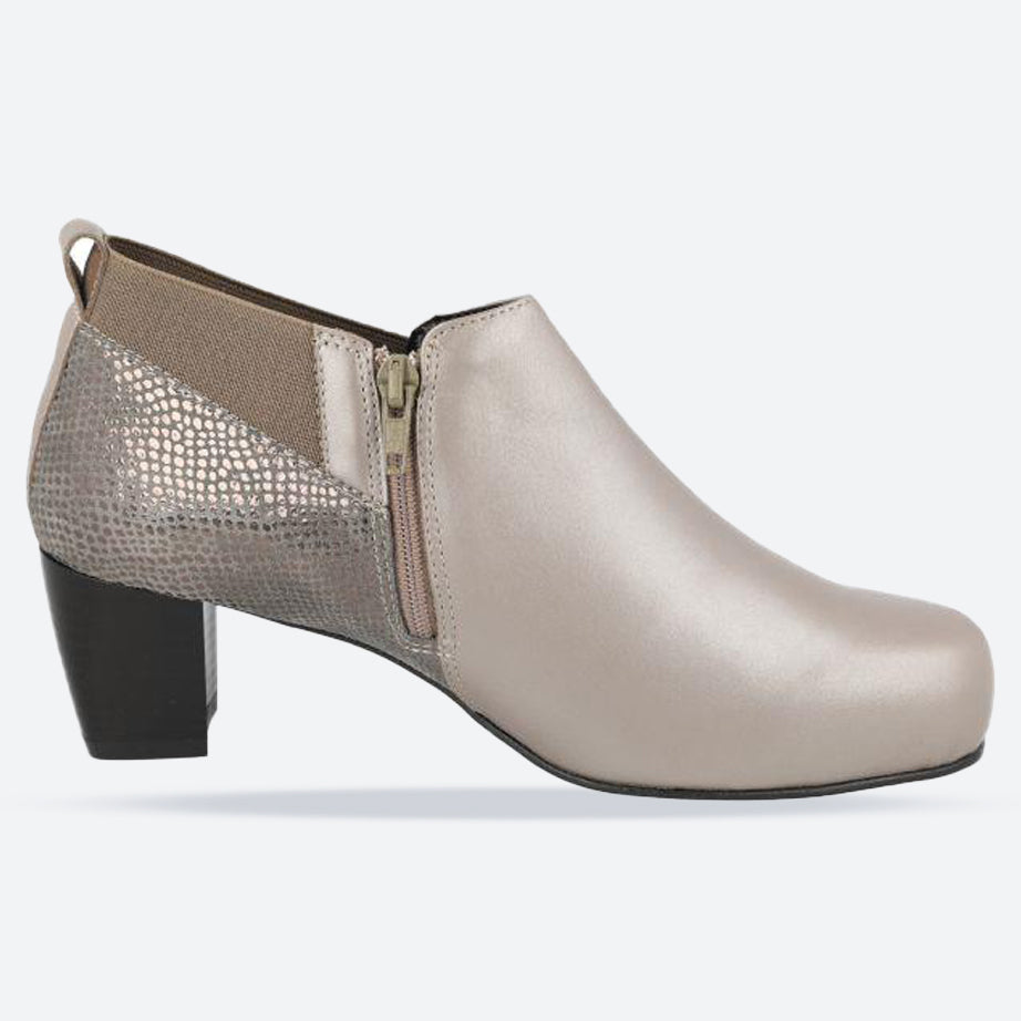 Botas DB Carrie de corte ancho para mujer in Cuero negro - Image 12