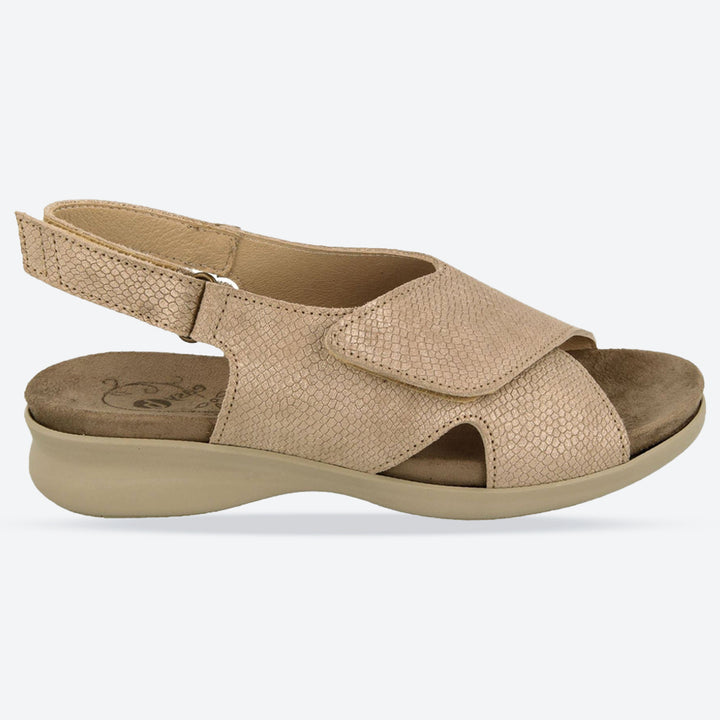 Sandalias DB Island de ajuste ancho para mujer in Estampado de serpiente crema - Image 1