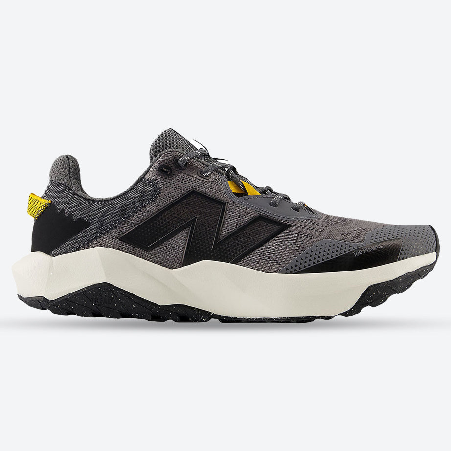 Zapatillas de trail para caminar/correr para mujer de ajuste ancho New Balance MTNTRCD6 Dynasoft Nitrel V6 in Negro - Image 1