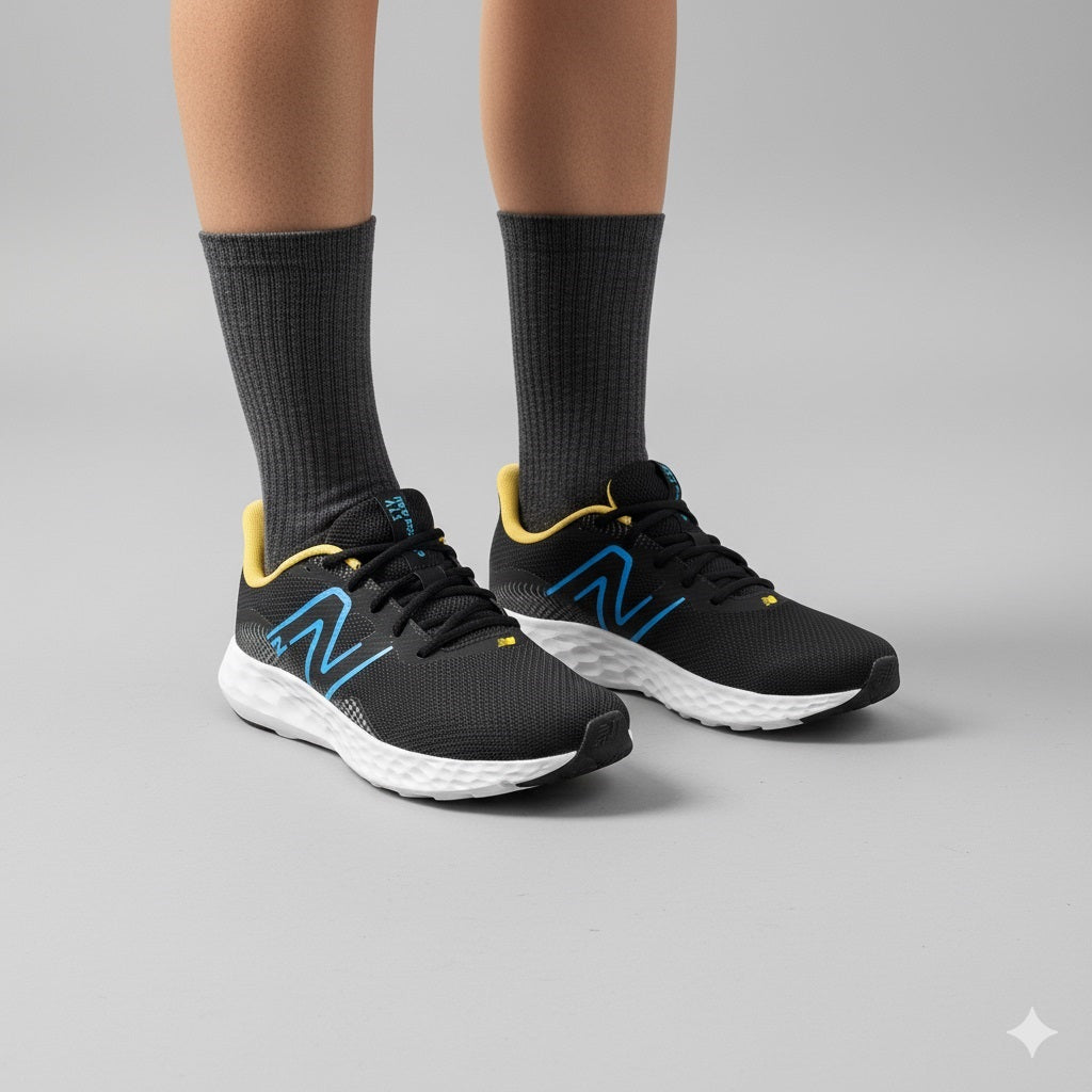Zapatillas de running y senderismo New Balance M411RM3 de corte ancho para hombre in Negro/Amarillo - Image 3