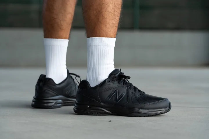 Zapatillas New Balance 624V5 de corte ancho para hombre, color negro, ABZORB