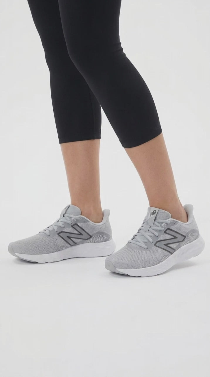Zapatillas de running y senderismo New Balance 411V3 de corte ancho para mujer in Negro - Image 19