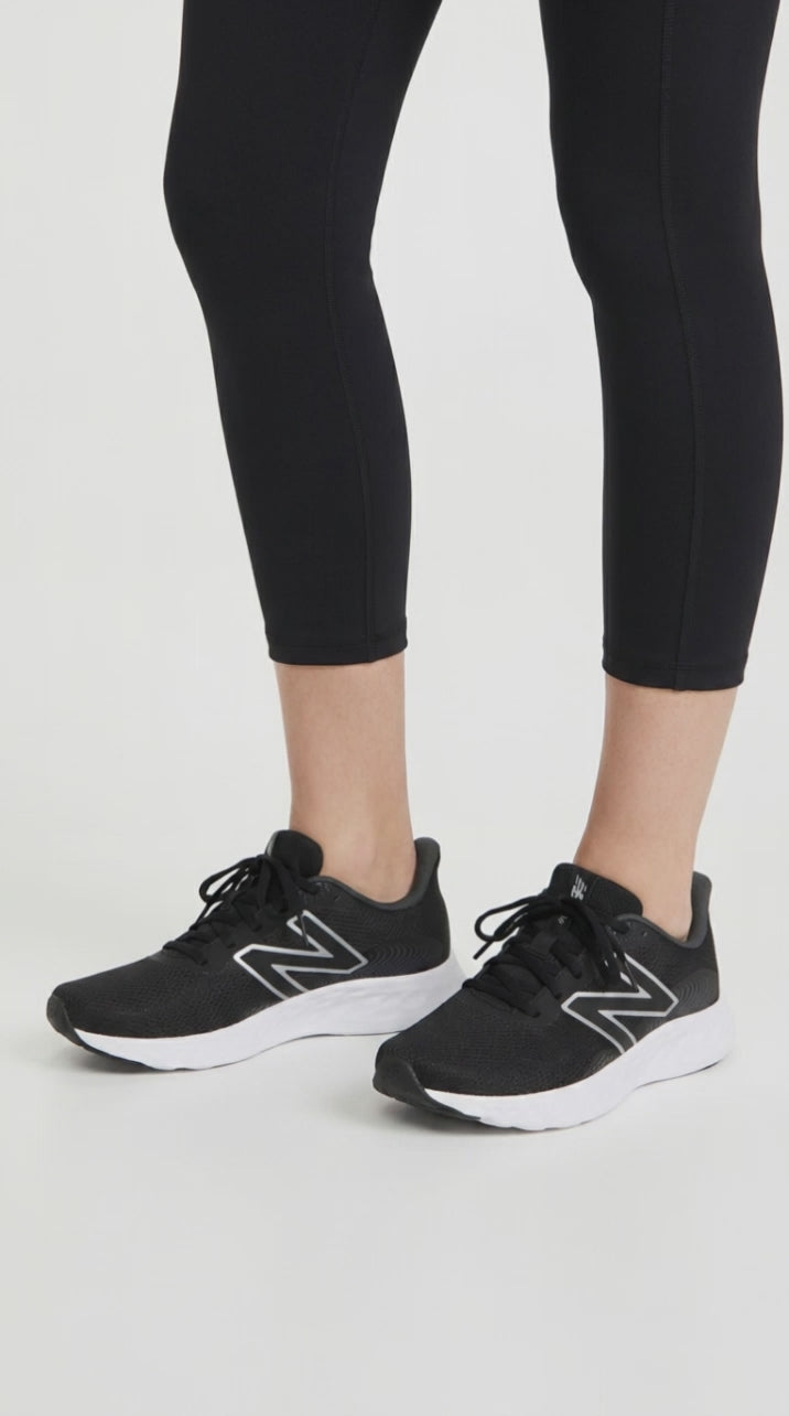 Zapatillas de running y senderismo New Balance 411V3 de corte ancho para mujer in Negro - Image 1