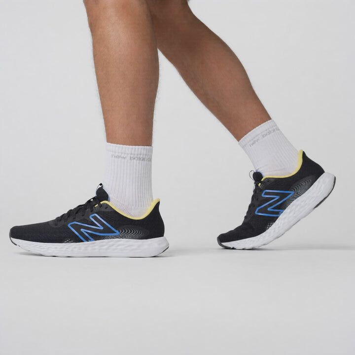 Zapatillas de running y senderismo New Balance M411RM3 de corte ancho para hombre in Negro/Amarillo - Image 1