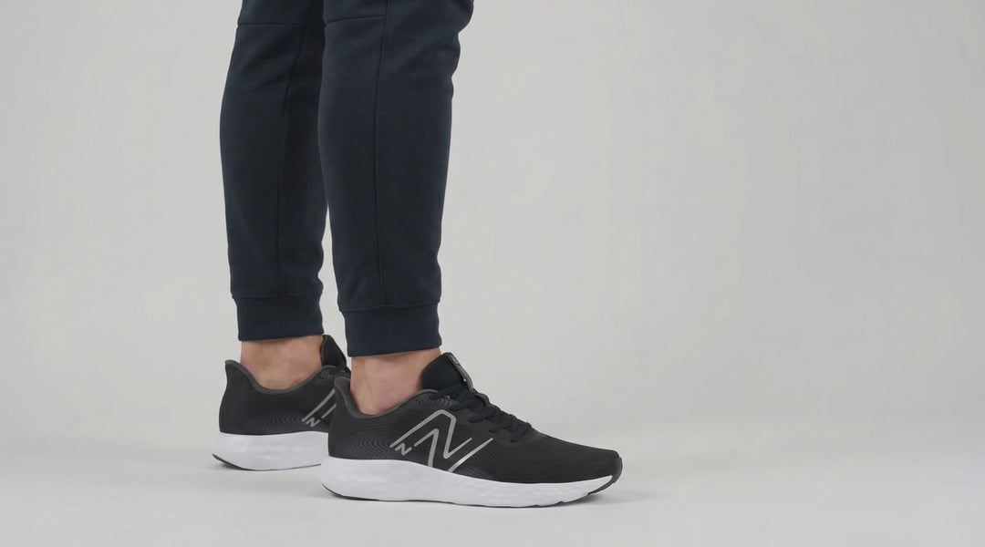 Zapatillas New Balance M411LB3 de corte ancho para hombre, para caminar y correr, color negro y blanco in Blanco negro - Image 7